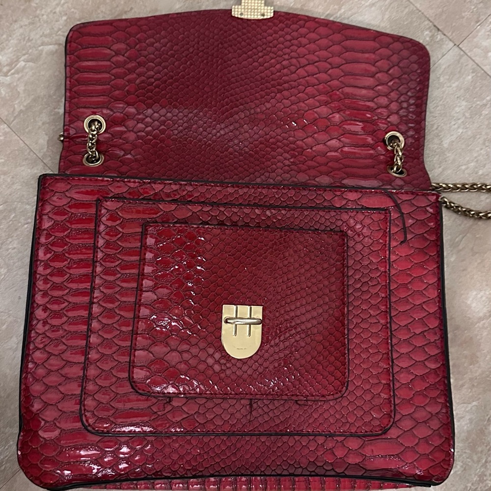 Elegant Red Snake-Embossed Shoulder Bag